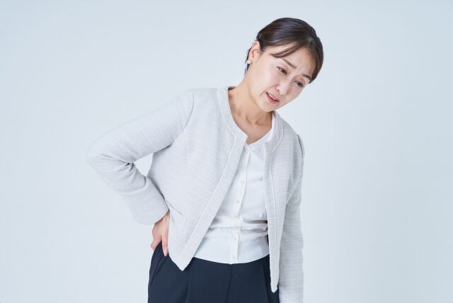 慢性腰痛、首～肩こり、右肩関節痛からの緩和と便秘解消《改善の施術回数4回》（実例実績18）【吉川市の整体なら吉川整体療院】